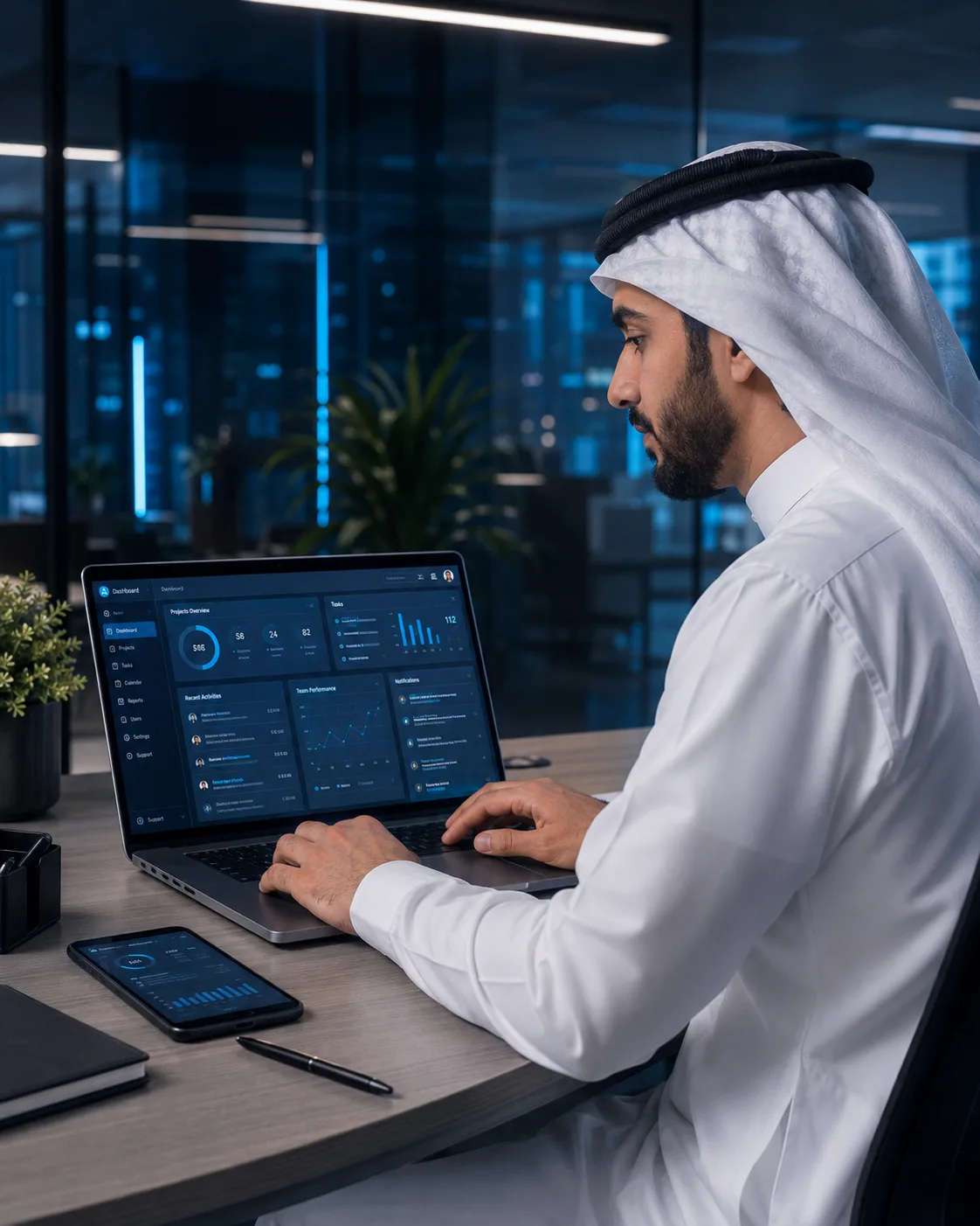 مهندس من فريق سيرا يعمل على لوحة إدارة مشاريع